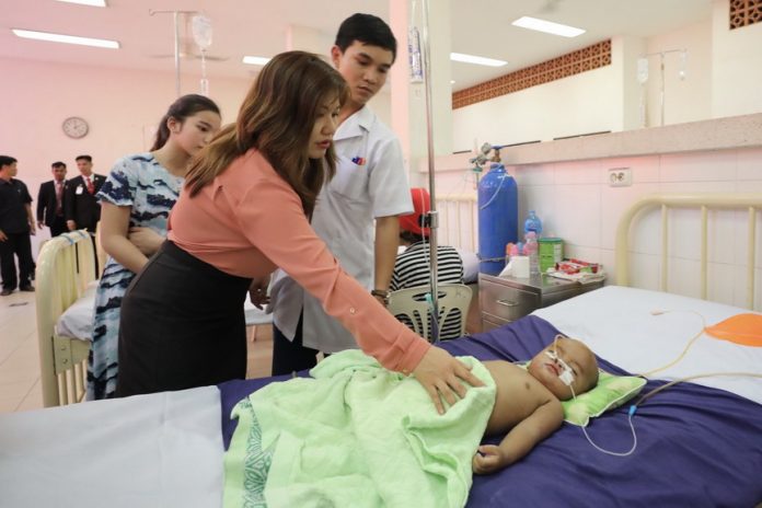 REACHING OUT. While President Rodrigo Duterte attends the World Economic Forum (WEF) on the (Association of Southeast Asian Nations) ASEAN 2017 at the Sokha Hotel, in Phnom Penh, Cambodia, his longtime partner Honeylet and their daughter Veronica took time out to show their compassion to the ailing children of the Kantha Bopha IV Children's Hospital. PRESIDENTIAL PHOTO