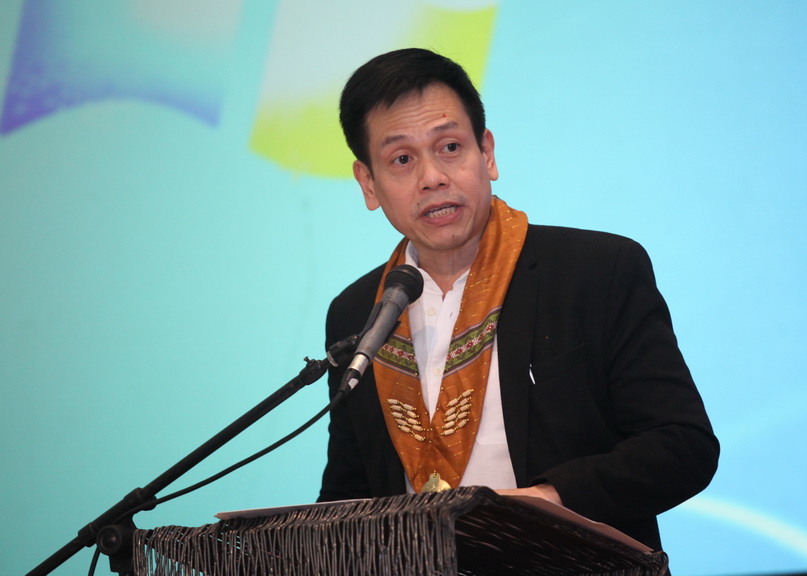 SETTING THE TONE. Philippine Franchise Association president Dr. Alan Escalona delivers his welcome message before PFA members and guests during the opening of the three-day Franchising Negosyo Para sa Davao at the activity center of Abreeza Mall on Friday afternoon. LEAN DAVAL JR.