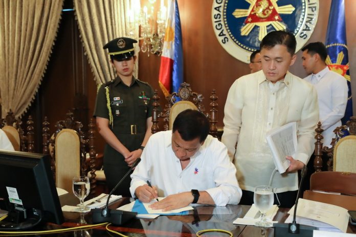 NEW DENR CHIEF. President Duterte signs the appointment of newly-designated Environment and Natural Resources (DENR) Secretary Roy Cimatu prior to the start of the 15th Cabinet Meeting at the State Dining Room of Malacañan Palace Sunday. Cimatu is a retirement ambassador and military general from Ilocos Norte. He said in the cabinet of former President now Pampanga Rep. Gloria Macapagal Arroyo. Also in the photo is Special Assistant to the President Christopher Lawrence Go. PRESIDENTIAL PHOTO