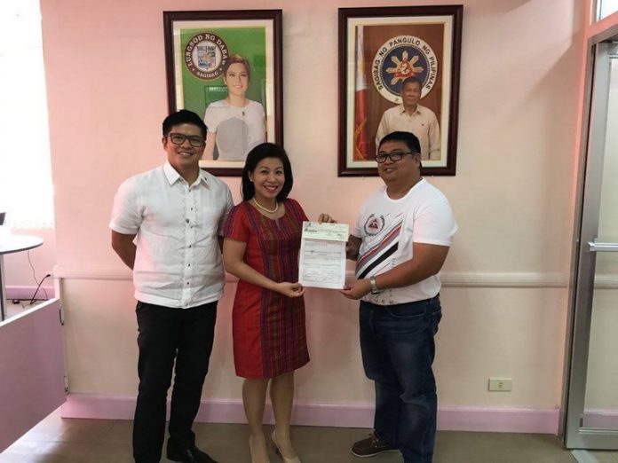 (L-R) Michael Denton Aportadera, OIC of Davao City Sports Development Division and City Administrator, Atty. Zuleika Lopez receives the check for the 2016 Batang Pinoy cash incentive from PSC’s Sr. Exec. Asst. Ronnel Abrenica.