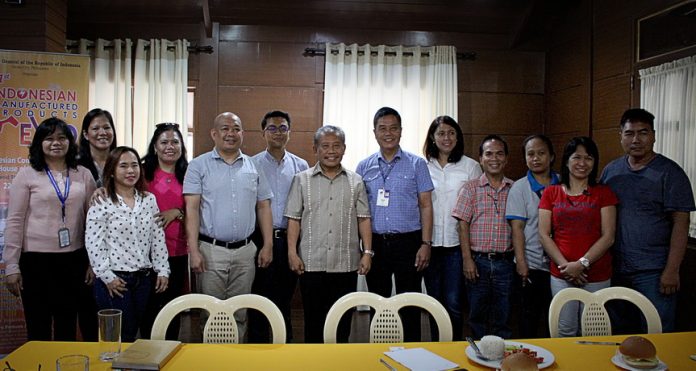 Indonesia’s Consul General Berlian Napitupulu (center) with DTI Provincial Director Jose Calub (6th from right), CPOINT Head Carmelo Laburada (4th from Right), City of Administrator Engr. Joel Capalit (5th from left), City of Mati Chief of Staff Tanya Rabat-Tan (5th from right) and representatives of the Oriental Pacific Chamber of Commerce, Inc.