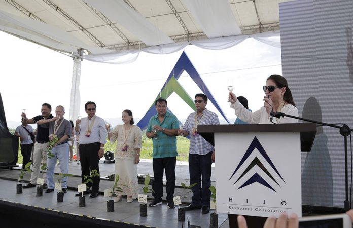 Rosanna Tuason-Fores, CEO and President of Hijo Resources Corporation, leads the ceremonial toast of the groundbreaking ceremony of the Hijo Industrial Estates last June 16, 2017. Together with her are Ed Abores, Vicente O. Reyes, Sansaluna A. Pinagayao, Ambassador to the Holy See Mercedes A. Tuason, House Speaker Pantaleon Alvarez, Davao del Norte Governor Anthony del Rosarion and Tagum City Vice Mayor Geterito Gementiza. Leo Timogan/CIO Tagum