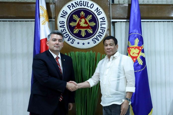 COURTESY CALL. President Rodrigo Duterte meets with United States of America Senator Cory Gardner who paid a courtesy call on the President in Manila on Wednesday night. Joining the President is Foreign Affairs Secretary Alan Peter Cayetano, while Senator Gardner is accompanied by US Ambassador to the Philippines Sung Kim. PRESIDENTIAL PHOTO