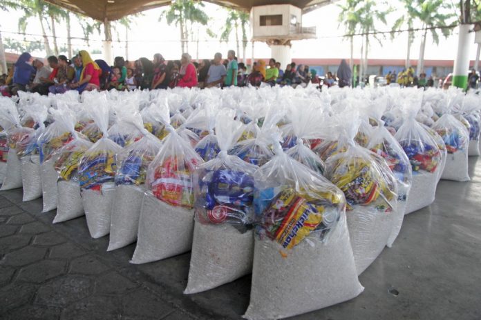 Hundreds of food packs were distributed to the displaced residents of Marawi City by the City Government of Tagum. The goods were gathered through the successful conduct of the city-wide donation drive last month as initiated by One Tagumenyo Youth Movement and the city government. Vinz Davo/CIO Tagum