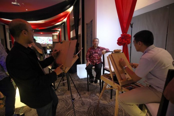 ACCOMODATING. Indonesian Consul General Berlian Napitupulu obliges to the request of Tabula Rasa artists to have him as a model of an impromptu sketching session during Seda Abreeza hotel’s Kadayawan Festival kick off on Wednesday evening. LEAN DAVAL JR.