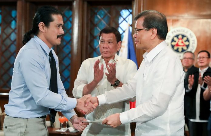 FOR MARAWI REHAB.President Duterte witnesses the turnover of the deed of donation by actor Robin Padilla to Social Welfare and Development Undersecretary Emmanuel Leyco at the Malacañan Palace on Wednesday evening. The P5-million donation is intended for the immediate psychosocial intervention for the children affected by the hostilities in Marawi City. ROBINSON NIÑAL JR./PRESIDENTIAL PHOTO