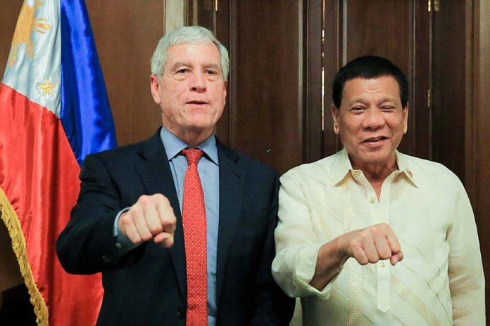 ICONIC POSE. President Duterte does his signature pose along with Australian Secret Intelligence Service Director General Nicolas Peter 'Nick' Warner who paid a courtesy call on the President at the Malacañan Palace on Tuesday night. ALBERT ALCAIN/PRESIDENTIAL PHOTO