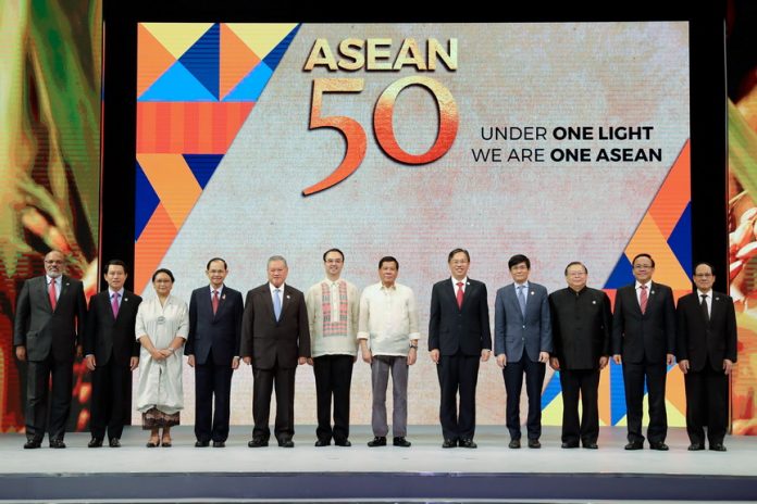 ASEAN LEADERS. President Duterte poses for a souvenir photo with foreign ministers from participating countries in the Association of Southeast Asian Nations (ASEAN) Foreign Ministers Meeting during the event's closing ceremony at the Philippine International Convention Center in Pasay City on Tuesday evening. RICHARD MADELO/PRESIDENTIAL PHOTO