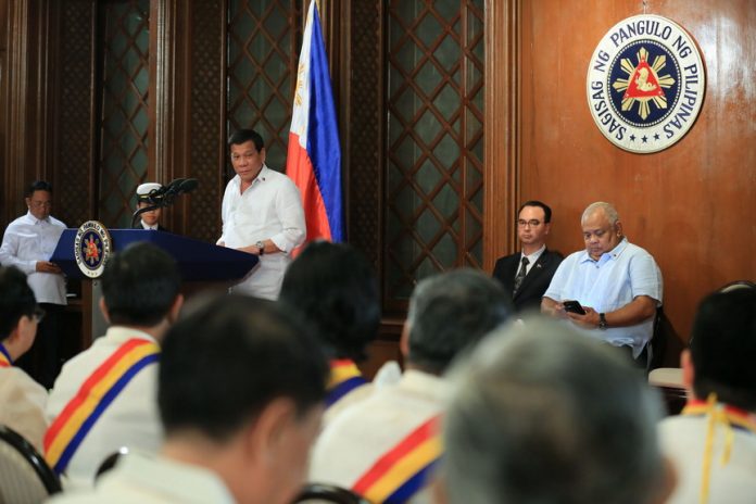 EXEMPLARY DIPLOMATS. President Duterte, in his speech during the conferment of the Gawad Mabini awards to six exemplary officers of the Department of Foreign Affairs at the Malacañan Palace on Wednesday evening, thanks the awardees for upholding and promoting the country's independent foreign policy. ALBERT ALCAIN/PRESIDENTIAL PHOTO