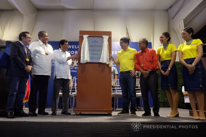 NEW HUB. President Duterte leads the unveiling of the Cebu Pacific commemorative marker during the launch of CGY which is the 7th domestic hub of Cebu Pacific at the Laguindingan Airport in Misamis Oriental on Friday. Assisting the President are Mindanao Development Authority Chairman Abul Khayr Alonto, Transportation Secretary Arthur Tugade, Cebu Pacific President and CEO Lance Gokongwei and Presidential Adviser on the Peace Process Jesus Dureza. PRESIDENTIAL PHOTO