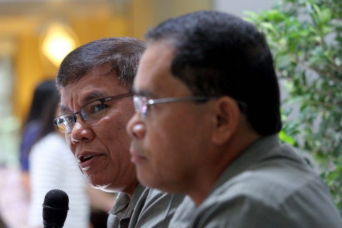 NEW MOVEMENT. Rebolusyong Duterte founding chair Nilo Tayag (right) gestures while walking the local media through the background and objectives of the organization during Kapehan sa Dabaw at the Annex of SM City Davao on Monday. Tayag was joined by the group’s founding secretary general Richard Año II. LEAN DAVAL JR.