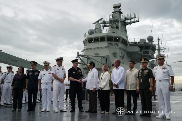 GRATEFUL HOST. President Duterte expresses his gratitude to Australian Embassy Manila Assistant Defence Attache Lt. Col. Gideon Scrimgeour following the President's tour aboard the Her Majesty's Australian Ship (HMAS) Adelaide which is docked at the Port of Manila on Tuesday. Also in the photo are HMAS Adelaide Captain Jonathan Earley, Australian Ambassador to the Philippines Amanda Gorely, Defense Secretary Delfin Lorenzana and Armed Forces of the Philippines Chief of Staff General Eduardo Año. KING RODRIGUEZ/PRESIDENTIAL PHOTO