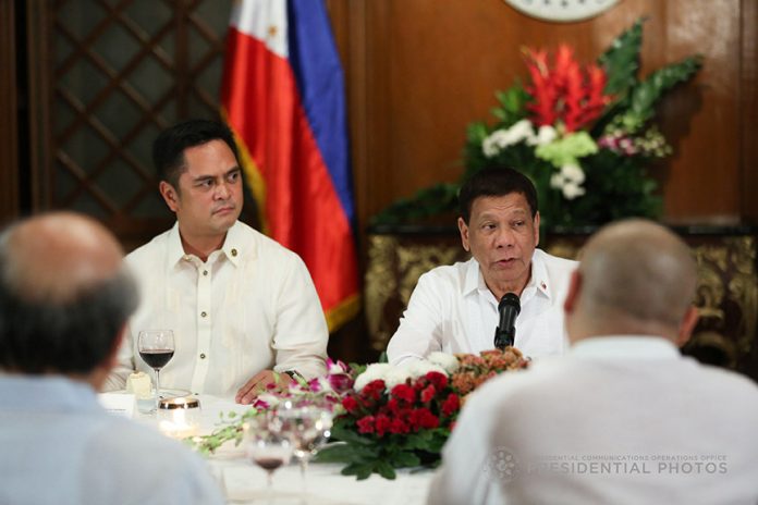 TIT FOR TAT. President Duterte engages in a discussion with columnists and opinion makers from various media outlets during a dinner hosted by the President at the Malacañan Palace on Tuesday evening. Accompanying the President are Communications Secretary Martin Andanar and Presidential Spokesperson Ernesto Abella among others. PRESIDENTIAL PHOTO