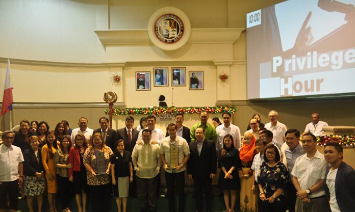 HONORED. Members of the Davao City Council headed by Majority Leader Bernard Al-ag, acting presiding officer in the absence of Vice Mayor Paolo Z. Duterte, honored officers of the Davao City Chamber of Commerce, Inc. for having been installed in the “hall of fame” of the Philippine Chamber of Commerce, Inc. after winning the Most Outstanding Chamber of Commerce in the Philippines award for three consecutive years. (Actually, the DCCCII has won the awards for more than 10 times in the past). DCCCII president Ronald C. Go delivers short speech thanking the Council for honoring the chamber with a resolution recognizing the group’s achievements, a source of pride of Dabawenyos. The resolution was authored by veteran City Councilor Jimmy G. Dureza. CONTRIBUTED PHOTO