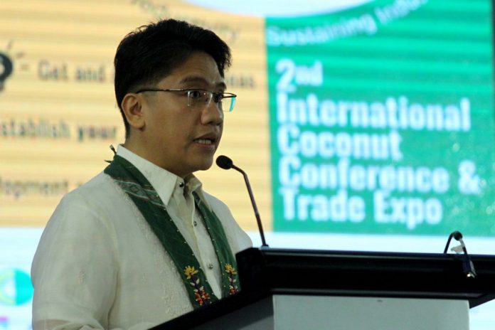 HIGHER GOAL. Davao Region Coconut Industry Cluster, Inc. (DRCICI) chair Bonifacio Fernandez delivers his welcome speech and gives the rationale of the conference before the participants of the two-day Cocolink: 2nd International Coconut Conference at SMX Convention Center in Lanang, Davao City on Tuesday. LEAN DAVAL JR.