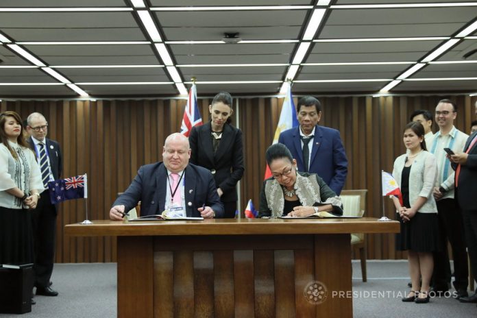 ENHANCEMENT. President Rodrigo Duterte and New Zealand Prime Minister Jacinda Ardern witness the signing of agreements between New Zealand Ambassador to the Philippines David Strachan and Commission on Higher Education (CHED) chairperson Patricia Licuanan during the bilateral meeting at the Philippine International Convention Center on Tuesday. The signed document is the Memorandum of Cooperation between the New Zealand Qualifications Authority and the Philippines Commission on Higher Education on the Comparative Analysis of New Zealand and the Philippines’ Bachelor’s Degrees. PRESIDENTIAL PHOTO