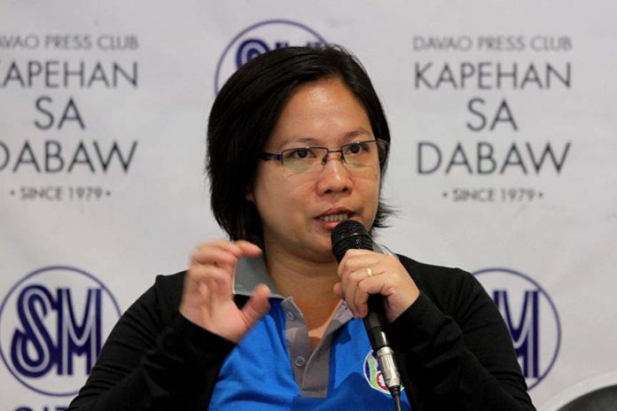 GOING ORGANIC. Interface Development Interventions (IDIS) executive director ChinkiePeliño-Golle provides the schedule of activities for the organic agriculture month during the Kapehan sa Dabaw at the Annex of SM City Davao on Monday. LEAN DAVAL JR.