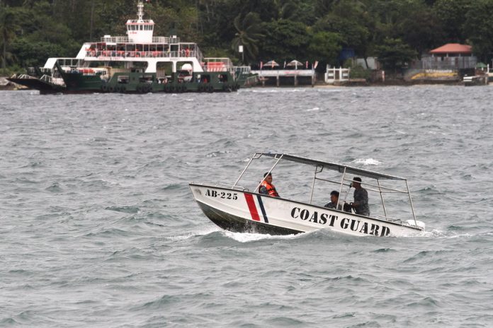 Rough Waters. Philippine Coast Guard personnel monitor the Davao Gulf amid rough waters brought by Tropical Storm 'Vinta' on Thursday, December 21. The PCG has cancelled the trips of passenger vessels plying Davao City-Samal and Talicud Island routes, except for the ferry boats transporting motorists and passengers from Sasa to Babak in Samal. Mindanews Photo