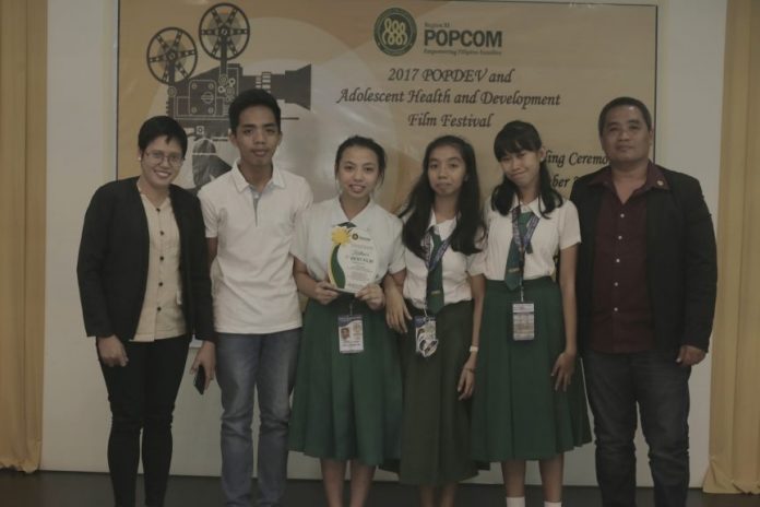 The students of Davao City National High School behind “Kadlawn’n”, winner of the Best Film Award in the 2017Population Development and Adolescent and Development Film Festival at Pinnacle Hotel & Suites on Wednesday, 29 November. Photo courtesy of PIA-XI