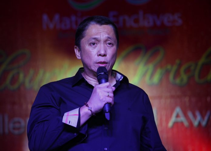 BREAKING THE ICE. Escandor Development Corporation president Glenn Escandor gives his Christmas message during Matina Enclaves’ awards night and Christmas party at The Royal Mandaya Hotel on Monday. LEAN DAVAL JR