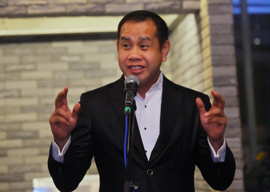 NOVELTIES. The Royal Mandaya Hotel general manager Benjie Banzon walks members of the media and guests through the details of the newly modernized facilities of the hotel during the unveiling on Friday. Banzon also bared that the management is planning to build the hotel’s third tower soon. LEAN DAVAL JR