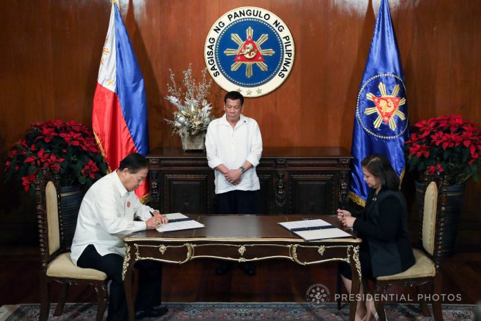 President Rodrigo Roa Duterte witnesses the signing of the deed of donation between Liong Tek Go Family Association Inc. (LTGFAI) Executive Vice President Tiong Rosario and Education Undersecretary Annalyn Sevilla during the turnover ceremony in Malacañan Palace on December 12, 2017. The P7-million donation from LTGFAI will be used for the construction and repair of school buildings in Marawi City. REY BANIQUET/PRESIDENTIAL PHOTO