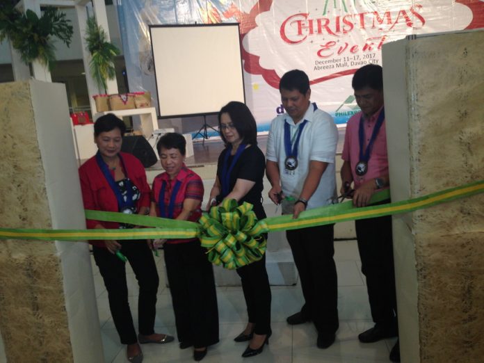 NEW DESIGNS. The Mindanao Trade Expo- Christmas event opens it doors to the public to highlight local, innovative Products’ together with DTI XI Regional Director Ma. Belenda Ambi and MTEFI President Rosevic Del Rosario-Combrano and with the MTE guest at Activity Center Abreeza Mall Davao on Monday. JUDIE VEGA