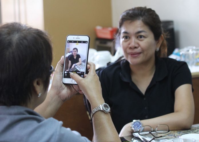 OBLIGING. Governor Emmylou Talino-Mendoza of North Cotabato obliges to a request of a media practitioner to have her photo taken during a Christmas gathering at the provincial capitol in AMAS, Kidapawan City on Tuesday. LEAN DAVAL JR.