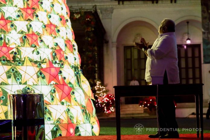 TAKING OFF. Executive secretary Salvador Medialdea leads the ceremonial lighting of the Christmas Tree at the Malacañan Palace on Tuesday night. PRESIDENTIAL PHOTO