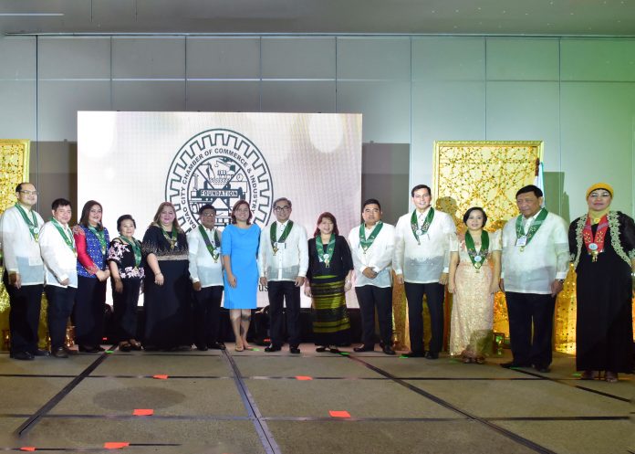 FOR POSTERITY. Davao City Mayor Sara Duterte-Carpio poses with the new set of officers and board of trustees of the Davao City Chamber of Commerce and Industry, Inc. (DCCCII) led by president Arturo Milan during the organization’s 50th annual installation of officers and board of trustees held at SMX Convention Center in Lanang, Davao City on Friday night. Duterte-Carpio officiated the induction of the officers and board of trustees. LEAN DAVAL JR