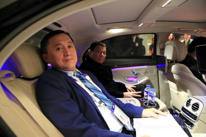 ON THE MOVE. President Rodrigo Duterte and Special Assistant to the President Christopher Lawrence Go pose for a photo while inside the presidential car before they alight at the Oberoi Hotel in New Delhi, India on Wednesday. PRESIDENTIAL PHOTO