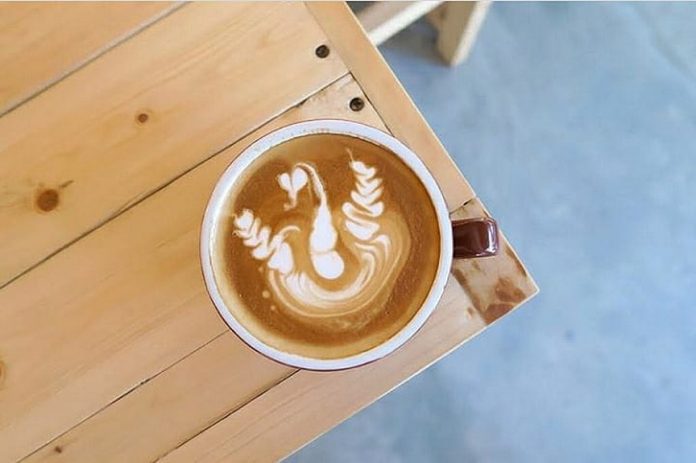 This cup of hot coffee isn't just delicious, it's pretty to look at. Photo from Clean Beach Co and @seekertravels