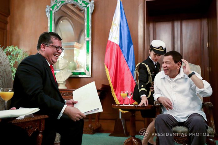 PERPECT HOST. President Rodrigo Duterte shares a light moment with Ambassador-Designate of Yemen to the Philippines Adel Mohamed Ali Ba Hamid as the President gives a token after the latter presented his credentials at Malacañan Palace on Tuesday. PRESIDENTIAL PHOTO