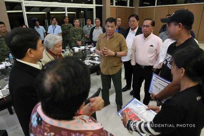 SOUNDING OFF. President Rodrigo Duterte engages in a discussion with some members of his cabinet after two rebel returnees from the New People's Army were presented to the President at the Matina Enclaves in Davao City over the weekend. Also in the photo are Interior and Local Government Undersecretary Eduardo Año, Education Secretary Leonor Briones, Agrarian Reform Acting Secretary John Castriciones and Presidential Adviser on the Peace Process Jesus Dureza. PRESIDENTIAL PHOTO