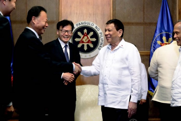 PERFECT HOST.President Rodrigo Duterte shares a light moment with Chinese Ambassador to the Philippines Zhao Jianhua as the latter accompanied the Communist Party of China Central Committee Member MengXiangfeng who met with the President at Malacañan Palace on Tuesday. PRESIDENTIAL PHOTO