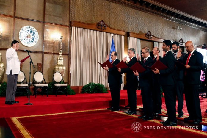 INDIAN CONNECTION. President Rodrigo Duterte administers the oath of the newly-inducted Board of Directors of the Federation of Indian Chambers of Commerce (Phil.), Inc. at the Malacañan Palace on Tuesday evening. PRESIDENTIAL PHOTO