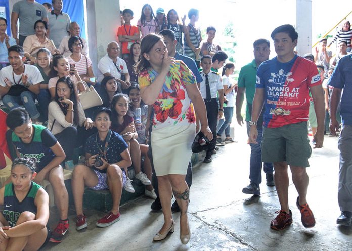 FULL SUPPORT. Davao City Mayor Sara Duterte-Carpio gestures while the crowd chants her surname as she visits the Davao City National High School to watch the championship games of volleyball of the Davao Regional Athletics Association (DAVRAA) Meet 2018 on Thursday. The mayor was joined by Sports Development Division of the City Mayors Office (SDD-CMO) office-in -charge (OIC) Michael Aportadera. LEAN DAVAL JR