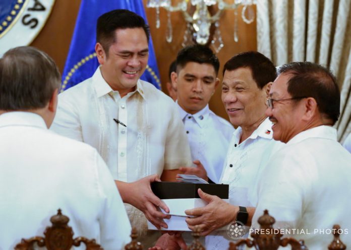 IN THE INTERIM. President Rodrigo Duterte shares a light moment with Presidential Communications Secretary Martin Andanar and Agriculture Secretary Emmanuel Piñol on the sidelines of the 22nd Cabinet Meeting at the Malacañang Palace on Monday evening. PRESIDENTIAL PHOTO