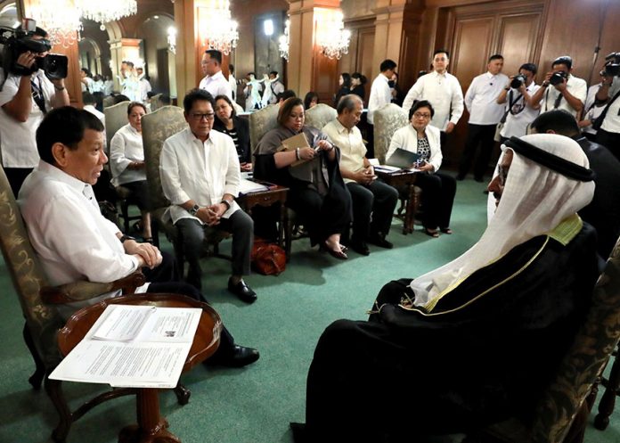 COMMON CONCERNS. President Rodrigo Duterte discusses matters with Ambassador of Kuwait to the Philippines Saleh Ahmad Althwaikh who met with the President at the Malacañang Palace on Wednesday night. Also in the photo is Labor and Employment Secretary Silvestre Bello III. PRESIDENTIAL PHOTO