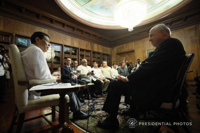 MUTUAL CONCERNS. President Rodrigo Duterte discusses matters with Ambassador John Negroponte and other US-Philippines Society officials who paid a courtesy call on the President at the Malacañan Palace on Tuesday night. Joining the President are Foreign Affairs Secretary Alan Peter Cayetano, Budget Secretary Benjamin Diokno, Executive Secretary Salvador Medialdea, Public Works and Highways Secretary Mark Villar, Trade and Industry Secretary Ramon Lopez, Department of Interior and Local Government Officer-in-Charge Eduardo Año and Transportation Secretary Arthur Tugade. PRESIDENTIAL PHOTO