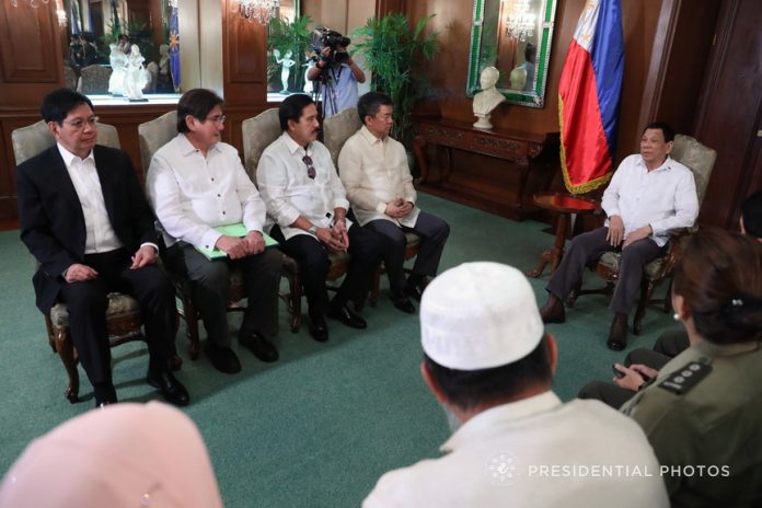 CONSULTATION. President Rodrigo Duterte discusses matters with Senate President Aquilino Pimentel III, Senator Panfilo Lacson, Former Senator Gregorio Honasan, Senator Vicente Sotto III, House Speaker Pantaleon Alvarez and House Majority Floor Leader Rodolfo Fariñas during a meeting at the Malacañan Palace on Tuesday evening. PRESIDENTIAL PHOTO