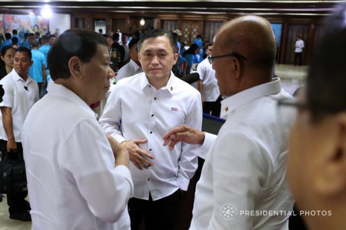 TIGTHENING UP LOOSE ENDS. President Rodrigo Duterte discusses matters with Special Assistant to the President Christopher Lawrence Go and Defense Secretary Delfin Lorenzana after the surrenderees from the New People's Army were presented to the President at the Malacañan Palace on Tuesday. PRESIDENTIAL PHOTO