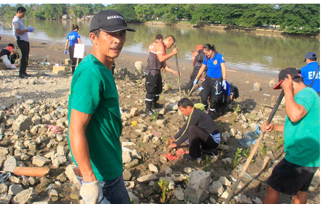 Davao City workers kick-off Envi Month with tree planting | Edge Davao