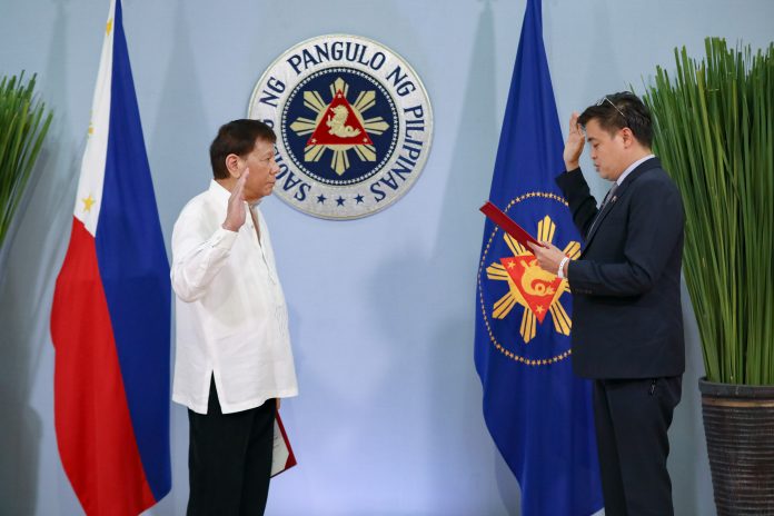 President Rodrigo Roa Duterte administers the oath of office of Secretary Robert E.A. Borje as the new Vice Chairperson and Commissioner of the Climate Change Commission at the Malacañang Golf (Malago) Clubhouse in Malacañang Park, Manila  on March 9, 2022.  Secretary Borje will serve for a term of six (6) years. ACE MORANDANTE/ PRESIDENTIAL PHOTO