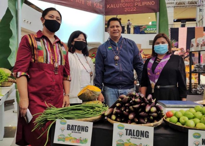 Department of Tourism 11 (DOT 11) director Tanya Virginia Rabat Tan (leftmost), Department of Agrarian Reform (DAR) Undersecretary Mindanao Affairs and Rural Development Ranibai Dilangalen (2nd from left), DAR 11 director Joseph Orilla (2nd from right) and Department of Agriculture 11 (DA 11) regional technical director Marila L. Corpuz Ph.D grace the opening ceremony of Kalutong Pilipino: A Celebration of the Filipino Food Month at Abreeza Ayala Mall in Davao City on Wednesday. Edge Davao