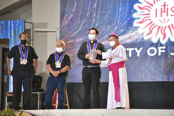 Rev. Fr. Antonio M. Basilio, PhD, SJ receives one of two awards from the Most Reverend Abel C. Apigo, DD, Bishop of Mati on the occasion of the Culminating Celebration of the 500 Years of Christianity in Mati City. The recognition is for the Jesuits' work of propagating the Christian faith and of preserving faith records in the Davao region. To the left of Fr. Basilio are (from left): Fr. Jacinto Ortiza, DCM and Fr. Medardo Salomia, DCM of the Diocese of Mati.