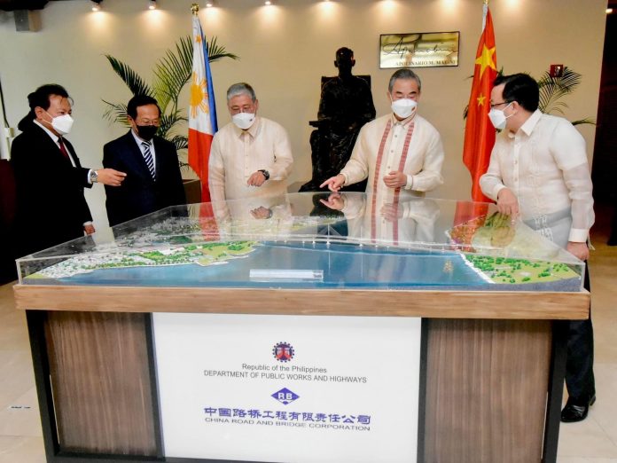 The Department of Public Works and Highways (DPWH) makes the presentation of the scale model of the 3.98 kilometers Samal Island-Davao City Connector Project, which was formally unveiled by visiting Chinese State Councilor and Foreign Minister Wang Yi; Ambassador Huang Xilian of the People’s Republic of China in the Republic of the Philippines; Department of Foreign Affairs (DFA) Secretary Enrique A. Manalo; and DPWH Secretary Manuel M. Bonoan and Undersecretary Emil K. Sadain on July 6, 2022 at the Department of Foreign Affairs (DFA) Main Office in Roxas Boulevard, Pasay City. Photo from DPWH