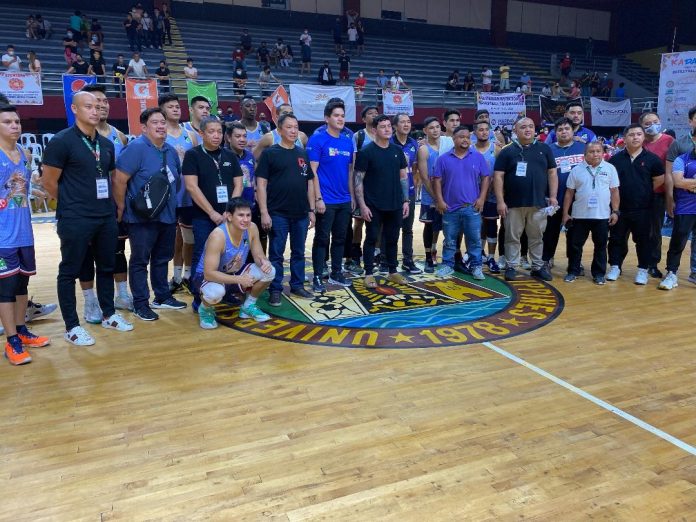 Team Davao finished first runner up in the recent 37th Kadayawan Invitational Basketball Tournament at the USEP Gym. Mayor Baste Duterte and SBP director Glen Escandor handed out the prize to the team.