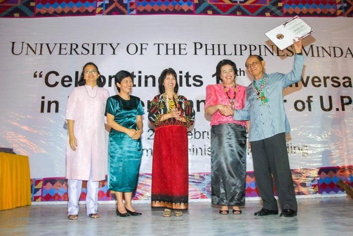 Former Philippine president Fidel V. Ramos displays his Certificate of Appreciation awarded by UP President Emerlinda Roman during his visit to UP Mindanao on February 22, 2008, at the Kick-off of the UP Centennial celebration in UP Mindanao. Witnessing the awarding are (left-right) Prof. Sylvia Concepcion, UP Mindanao vice-chancellor for administration, Prof. Emma Ruth Bayogan, vice-chancellor for academic affairs, and Chancellor Gilda Rivero.