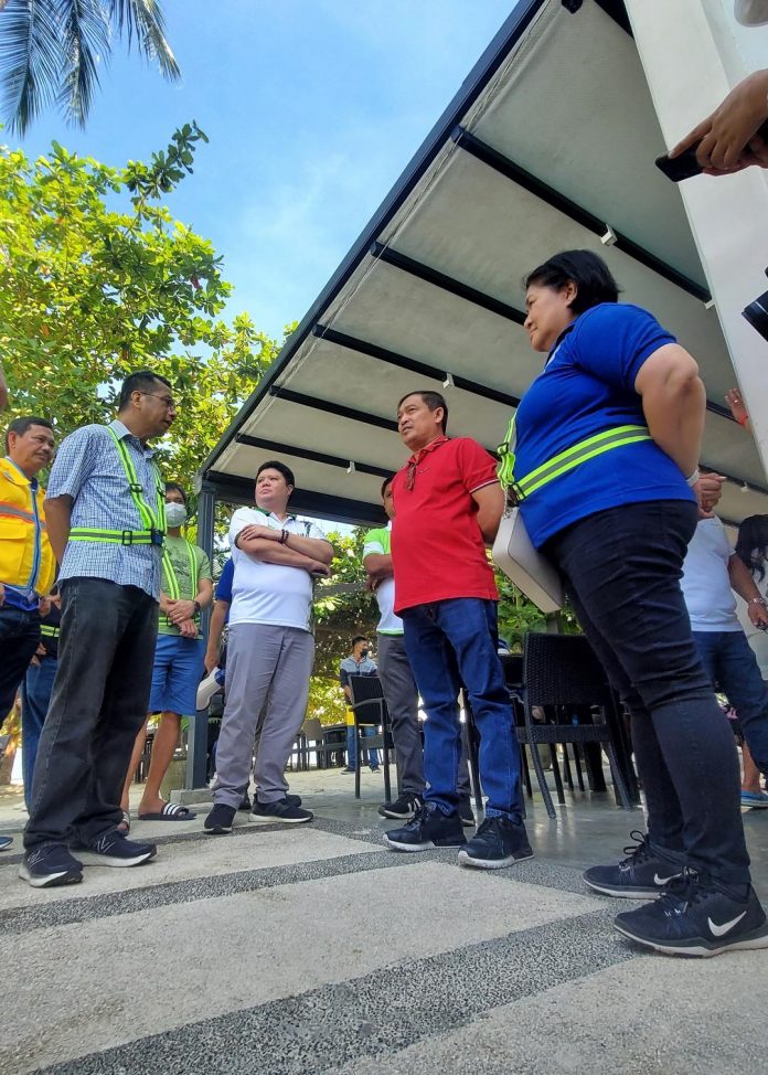 National Economic and Development Authority (NEDA) director general Secretary Arsenio Balisacan (2nd from left) chats with Davao del Norte Gov. Edwin Jubahib (2nd from right), Island Garden City of Samal (IGaCoS) Mayor Al David Uy (center) and NEDA 11 director Maria Lourdes Lim before conducting a dialogue with barangay captains and stakeholders for the Samal Island-Davao City (SIDC) Connector project at Club Samal in IGaCoS on Saturday. Edge Davao